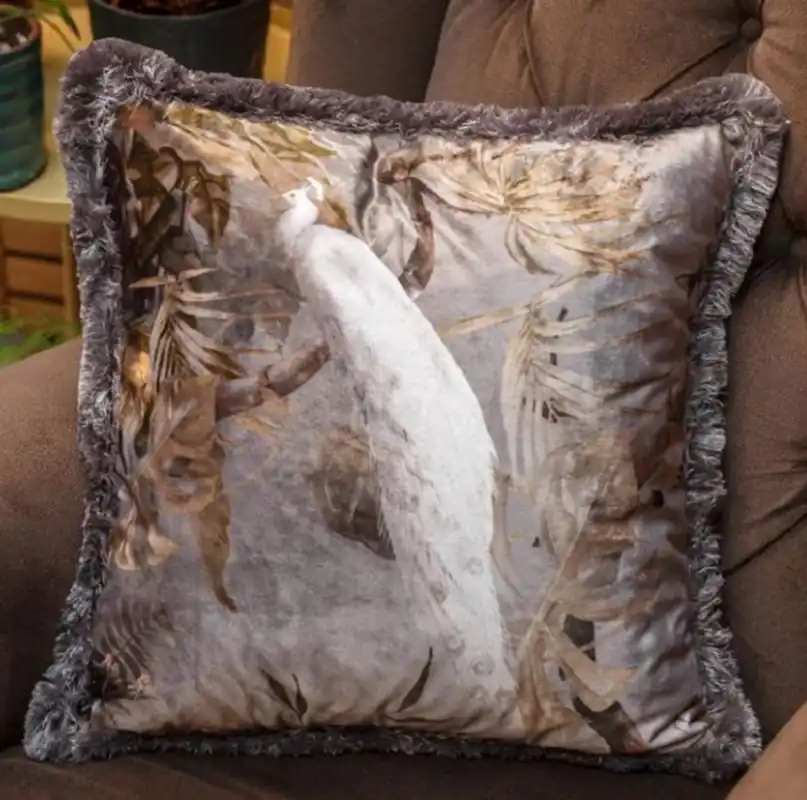 Casa Padrino Luxus Deko Kissen Weißer Pfau im Wald Design Grau / Mehrfarbig 45 x 45 cm - Bedrucktes Samt Kissen mit Fransen - Luxus Zierkissen Jetzt Kaufen