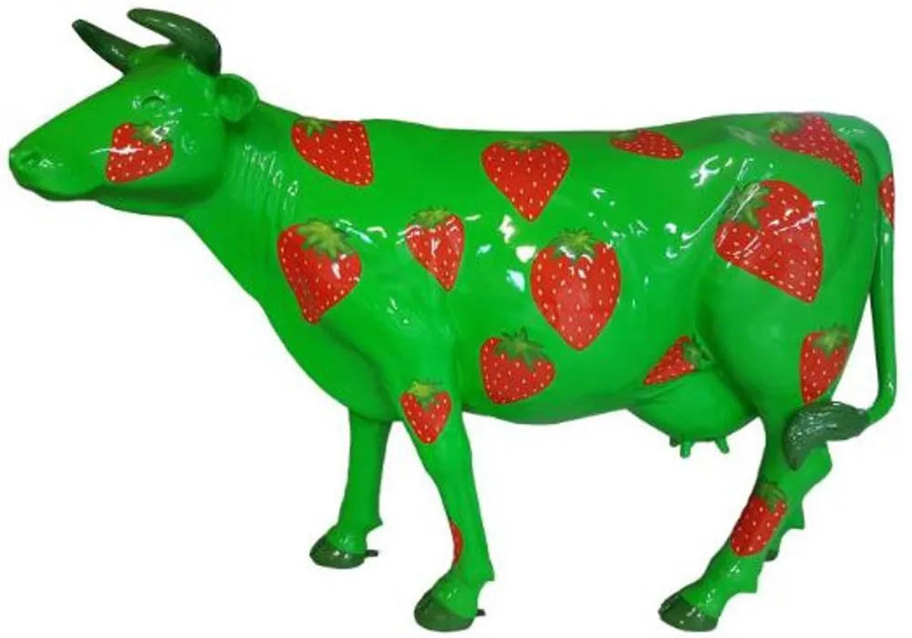 Casa Padrino Designer Gartendeko Skulptur Kuh mit Erdbeeren Design Grün / Rot 210 x 55 x H. 147 cm - Riesige wetterbeständige Dekofigur - Lebensgroße Tierfigur Beliebt