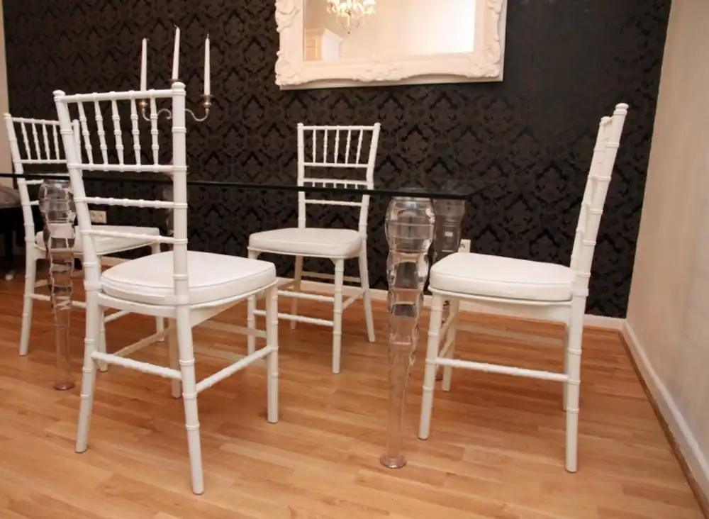 Markenware Designer Acryl Esszimmer SetWeiß/Weiß - Ghost Chair Table - Polycarbonat Möbel - 1 Tisch + 4 Stühle - Casa Padrino Designer Möbel