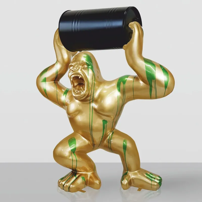 Casa Padrino XXL Deko Skulptur Gorilla mit Fass Gold / Grün / Schwarz H. 240 cm Zertifiziert