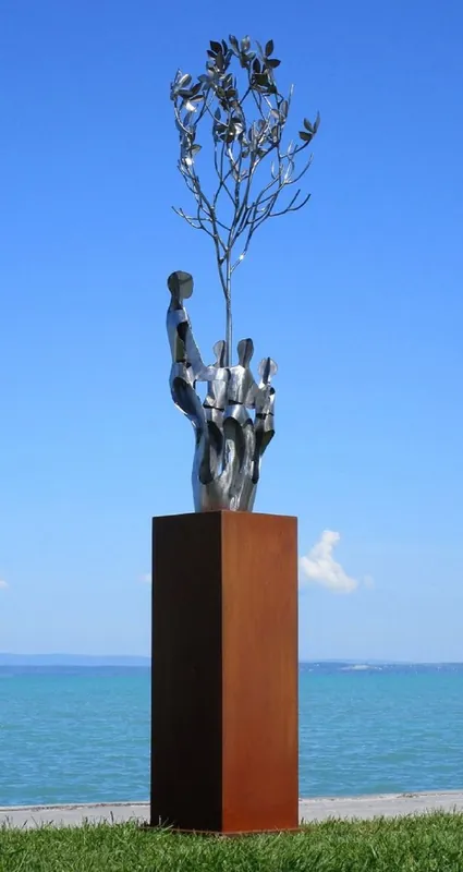 Casa Padrino XXL Garten Deko Metall Skulptur Freunde am Baum auf Säule Silber / Rost H. 260 cm Ausverkauf