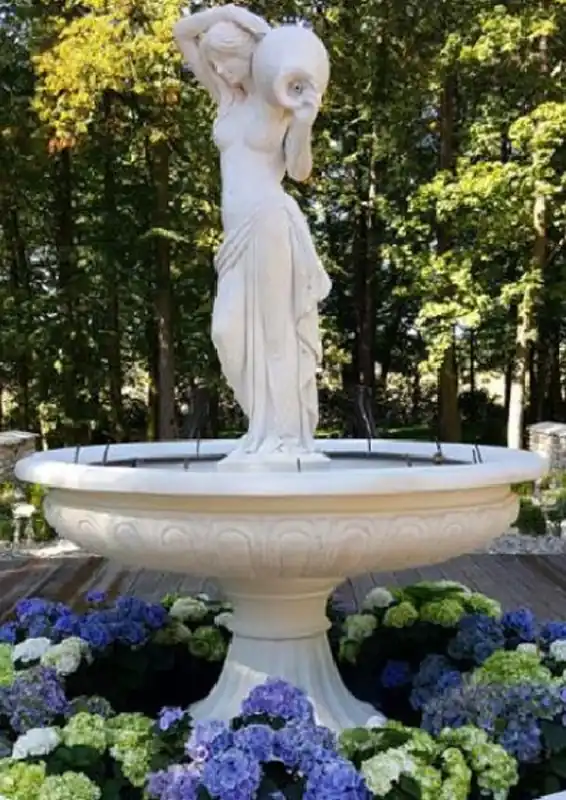 Casa Padrino Barock Springbrunnen Frau mit Krug Weiß Ø 150 x H. 235 cm - Prunkvoller Gartenbrunnen im Barockstil - Runder Gartendeko Stein Brunnen - Barock Garten Deko Accessoires Mengenrabatt