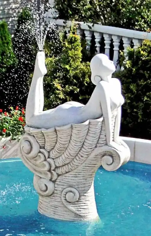 Zertifiziert Casa Padrino Jugendstil Wasserspeier Skulptur Frau auf Muschel Weiß / Grau 111 x 80 x H. 192 cm - Prunkvolle Gartenbrunnen Wasserspeier Figur - Barock & Jugendstil Garten Deko Accessoires