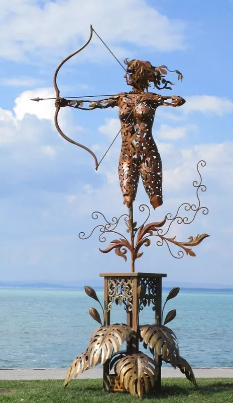 Casa Padrino Luxus Stahl Garten Skulptur Frau mit Bogen Rostfarben 160 x 100 x H. 328 cm - Handgefertigte Garten Deko Figur - Luxus Garten Dekoration Neuheit