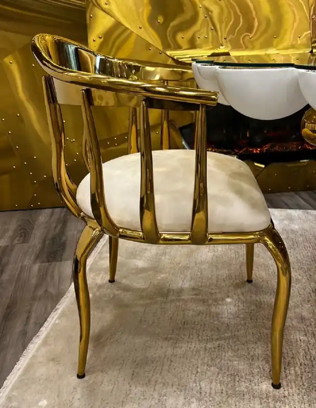 Casa Padrino Luxus Designer Esszimmer Stuhl mit Armlehnen Creme / Gold 57 x 57 x H. 82 cm - Esszimmer Möbel - Luxus Möbel - Hotel & Restaurant Möbel - Designer Möbel Versand Am Gleichen Tag