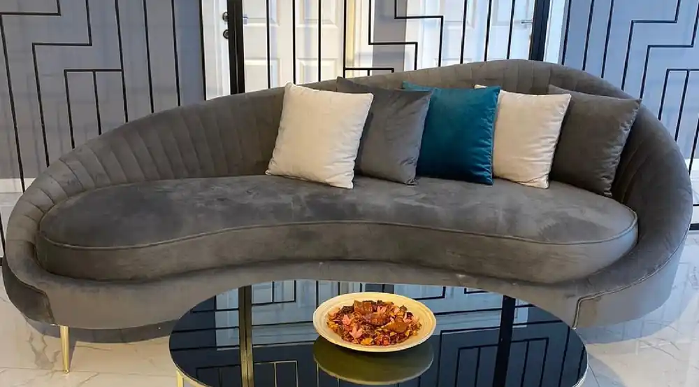 Casa Padrino Luxus Sofa Grau / Gold 250 x 70 x H. 80 cm - Wohnzimmer Sofa - Hotel Sofa - Wohnzimmer Möbel - Hotel Möbel - Luxus Möbel - Wohnzimmer Einrichtung - Luxus Einrichtung Mega-Angebot