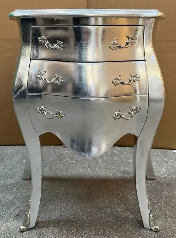 Casa Padrino Barock Nachtkommode Silber - Handgefertigte Barockstil Kommode mit 3 Schubladen - Barock Möbel - Schlafzimmer Möbel im Barockstil - Edel & Prunkvoll Jetzt Kaufen