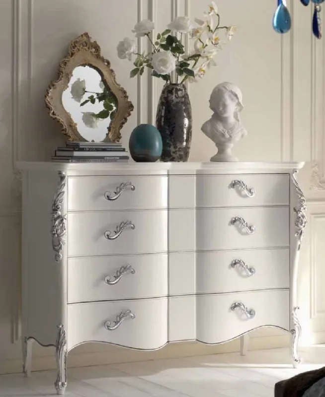Casa Padrino Luxus Barock Kommode Weiß / Silber - Handgefertigte Massivholz Kommode mit 4 Schubladen - Barockstil Schlafzimmer Möbel - Barock Möbel - Luxus Qualität - Made in Italy Aktuell