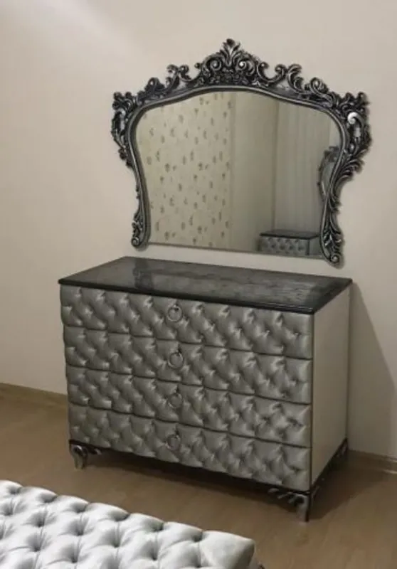 Neue Ware Casa Padrino Barock Schlafzimmer Kommode mit elegantem Wandspiegel Silber - Massivholz Schrank mit Spiegel - Schlafzimmer Möbel im Barockstil