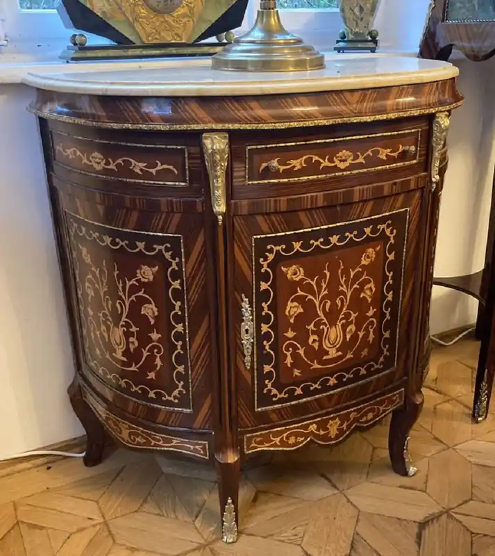 Gratis Versand Casa Padrino Barock Sideboard Braun Intarsien / Creme - Handgefertigter Barockstil Massivholz Schrank mit Marmorplatte - Wohnzimmer Möbel im Barockstil - Antik Stil Möbel - Barock Möbel