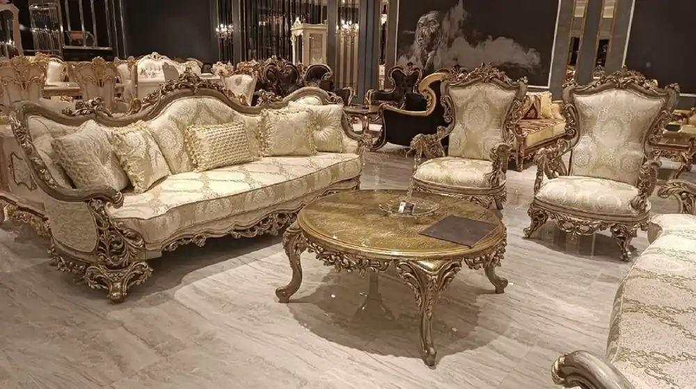 Mega-Angebot Casa Padrino Luxus Barock Wohnzimmer Set Gold / Grau - 2 Barock Sofas & 2 Barock Sessel & 1 Runder Barock Couchtisch - Luxus Wohnzimmer Möbel im Barockstil - Edel & Prunkvoll