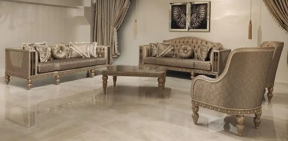Casa Padrino Luxus Barock Wohnzimmer Set Gold / Grau / Gold - 2 Barock Sofas & 2 Barock Sessel & 1 Barock Couchtisch - Luxus Wohnzimmer Möbel im Barockstil - Barock Möbel - Edel & Prunkvoll Großhandel
