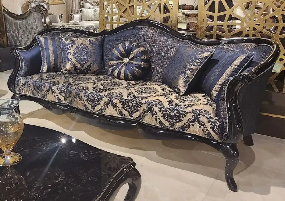 Casa Padrino Luxus Barock Wohnzimmer Sofa mit Muster Gold / Blau / Schwarz - Handgefertigtes Barockstil Sofa - Luxus Wohnzimmer Möbel im Barockstil - Barock Möbel - Edel & Prunkvoll Direkt Vom Hersteller