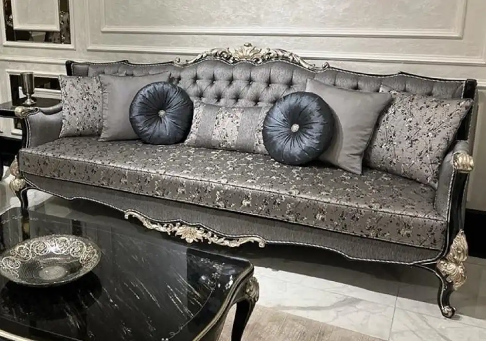 Casa Padrino Luxus Barock Sofa Silber / Schwarz / Silber - Handgefertigtes Wohnzimmer Sofa mit elegantem Muster und dekorativen Kissen - Wohnzimmer Möbel im Barockstil Günstig