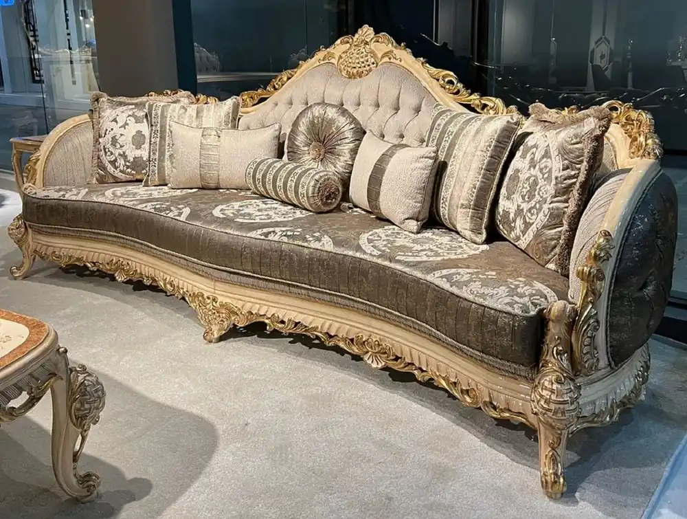 Must-Have Casa Padrino Luxus Barock Sofa Grau / Braun / Naturfarben / Gold - Handgefertigtes Wohnzimmer Sofa mit elegantem Muster und dekorativen Kissen - Prunkvolle Wohnzimmer Möbel im Barockstil