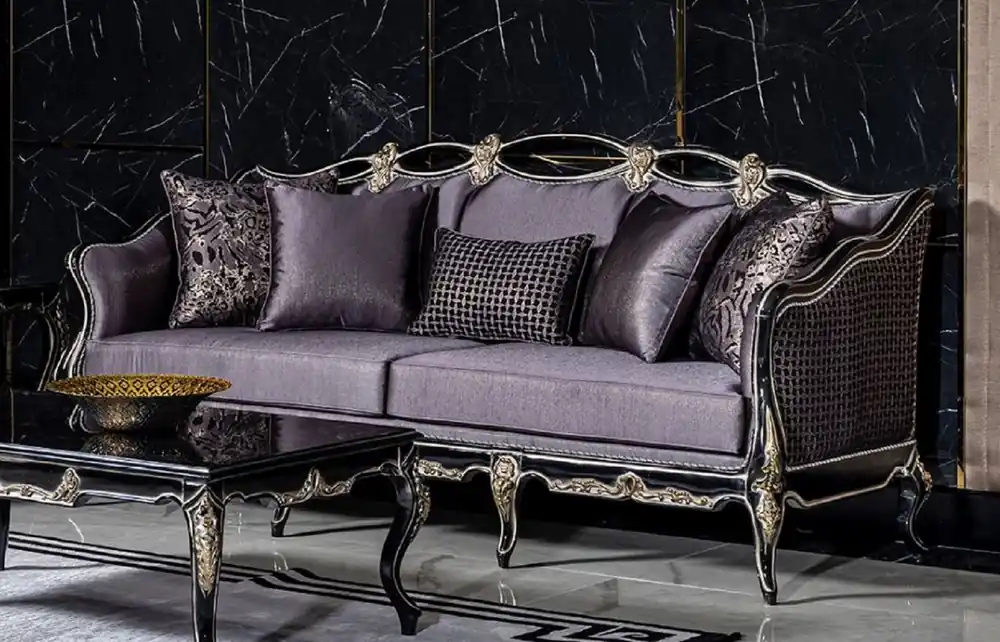 Casa Padrino Luxus Barock Sofa Lila / Schwarz / Gold - Handgefertigtes Wohnzimmer Sofa mit dekorativen Kissen - Wohnzimmer Möbel im Barockstil - Edel & Prunkvoll Must-Have