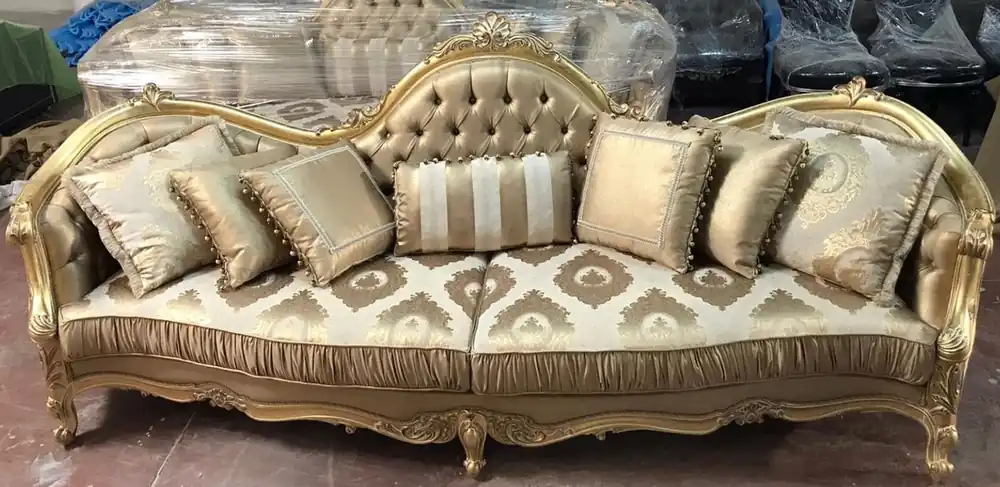 Casa Padrino Luxus Barock Sofa Gold 300 x 90 x H. 119 cm - Prunkvolles Wohnzimmer Sofa mit elegantem Muster - Barock Möbel Sofort Bestellen
