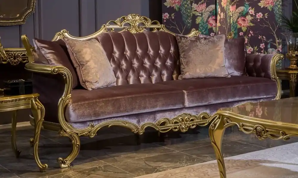 Casa Padrino Luxus Barock Samt Sofa Fliederfarben / Gold 226 x 84 x H. 109 cm - Prunkvolles Wohnzimmer Sofa mit dekorativen Kissen - Wohnzimmer Möbel im Barockstil Top-Qualität