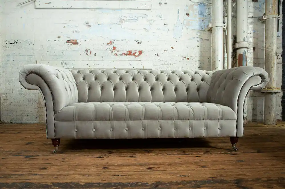 Stilvoller hellgrauer Chesterfield Dreisitzer Luxus Wohnzimmer 3-Sitzer Top-Angebot